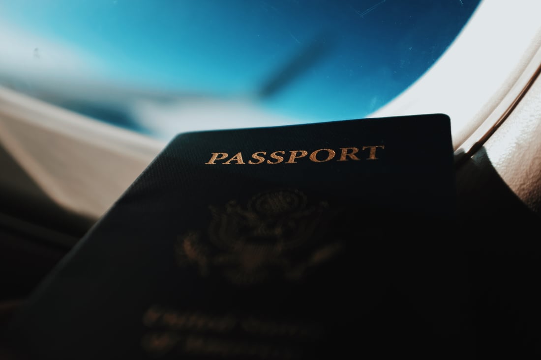 um passaporte dentro de um avião