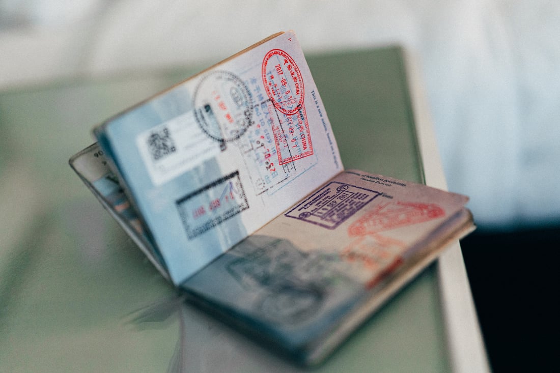 um passaporte com vários carimbos de viagens