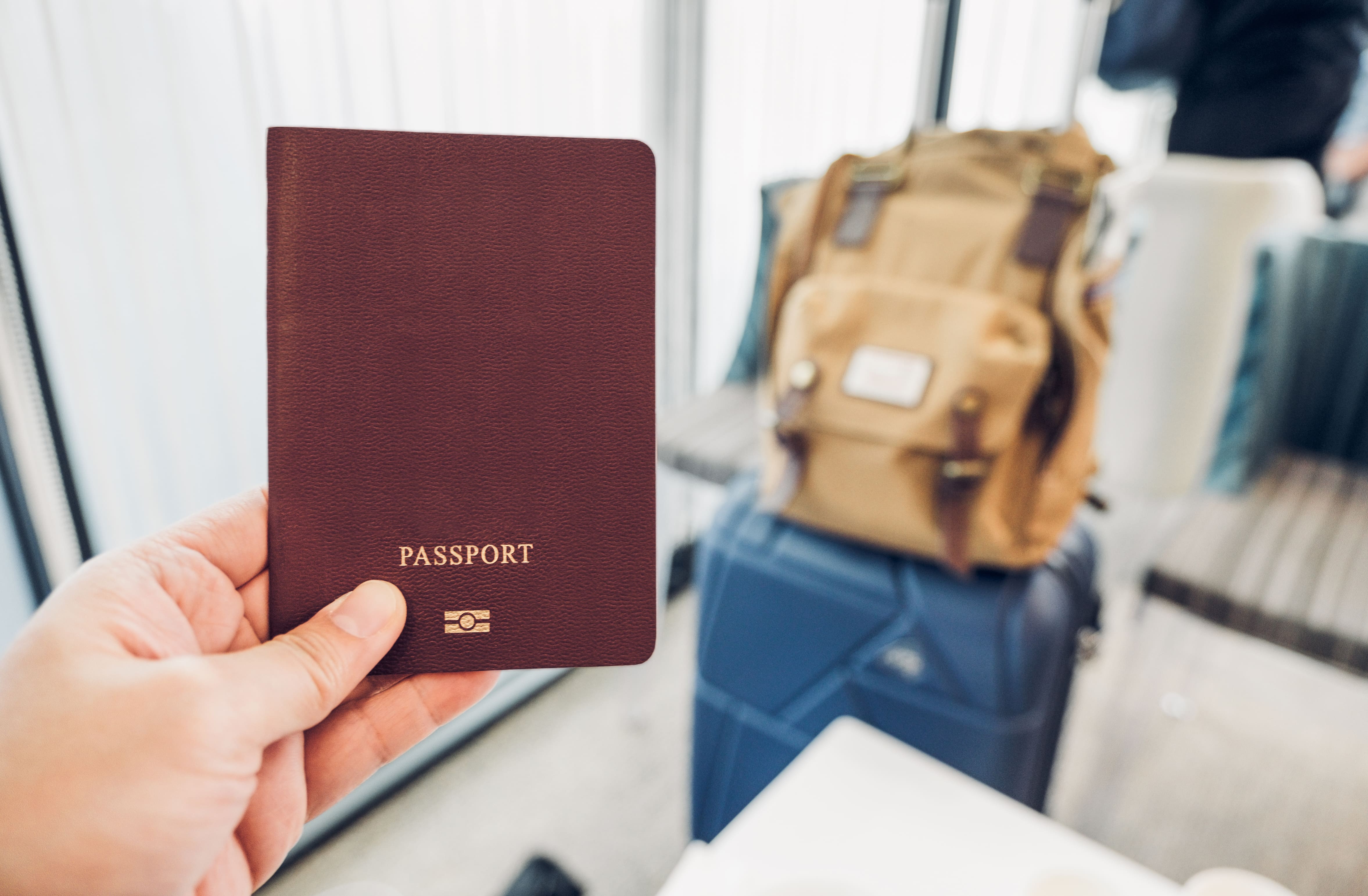 Viajero utilizando su pasaporte electrónico 