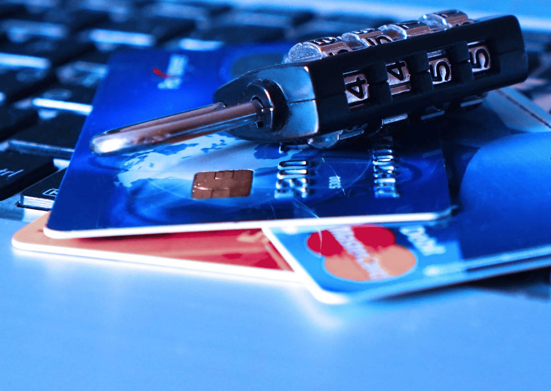 varias tarjetas de crédito protegidas por un candado