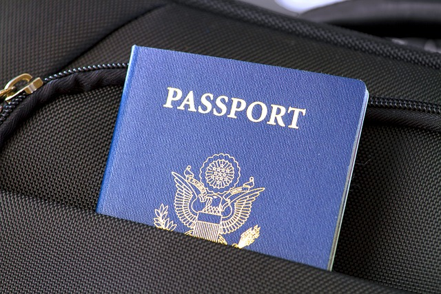 un pasaporte azul guardado dentro de una mochila