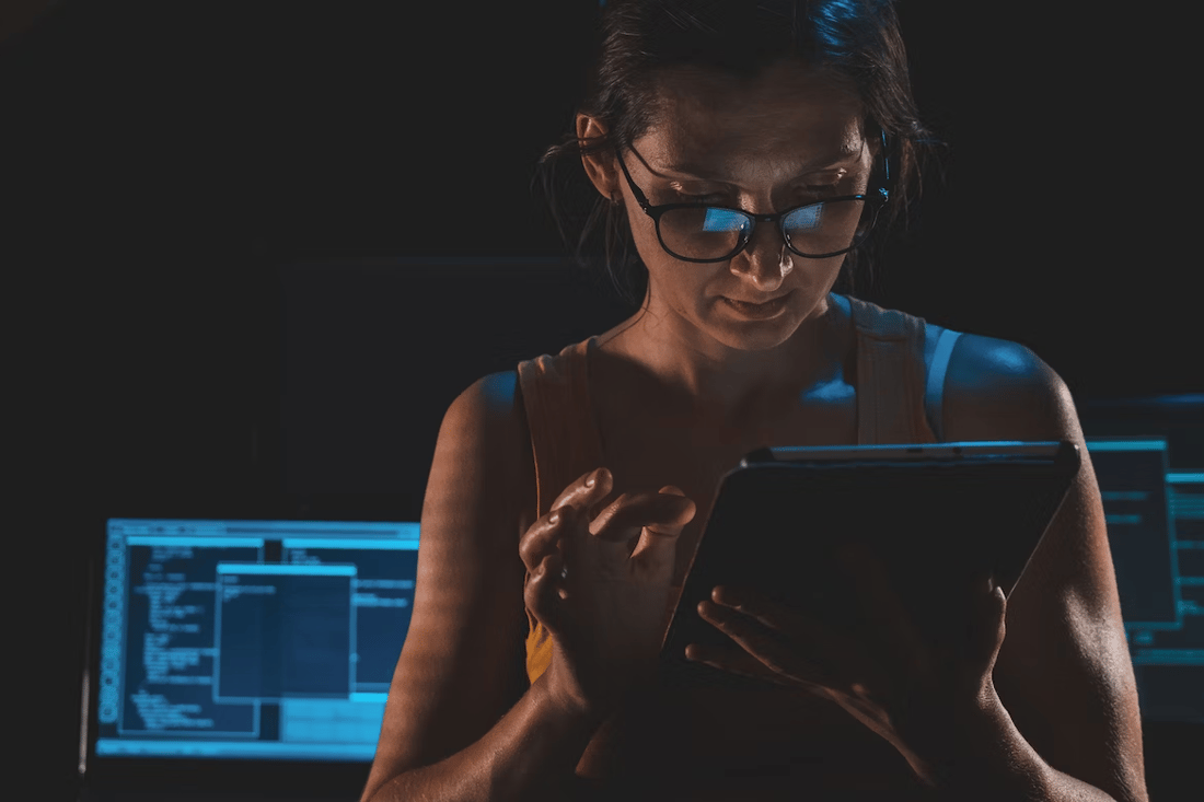 Mujer con gafas usando reconocimiento facial en la tableta