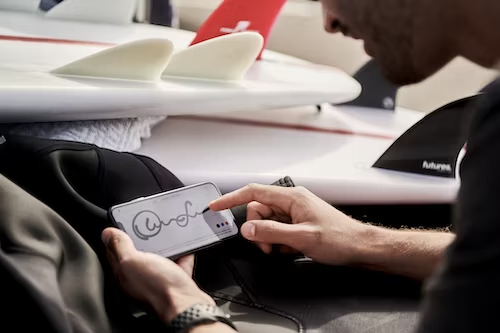 homem realizando a assinatura eletrônica de um documento